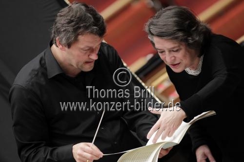 Russische Pianistin Elisabeth Leonskaja begleitet das Gürzenich Orchester Köln unter der Leizung des deutschen Dirigenten Markus Poschner in der Philharmonie Köln (&copy; Thomas Brill)
